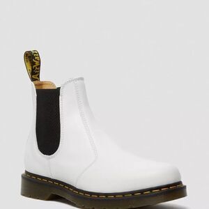 NWT Dr. Martens Smooth Leather Chelsea Boots.